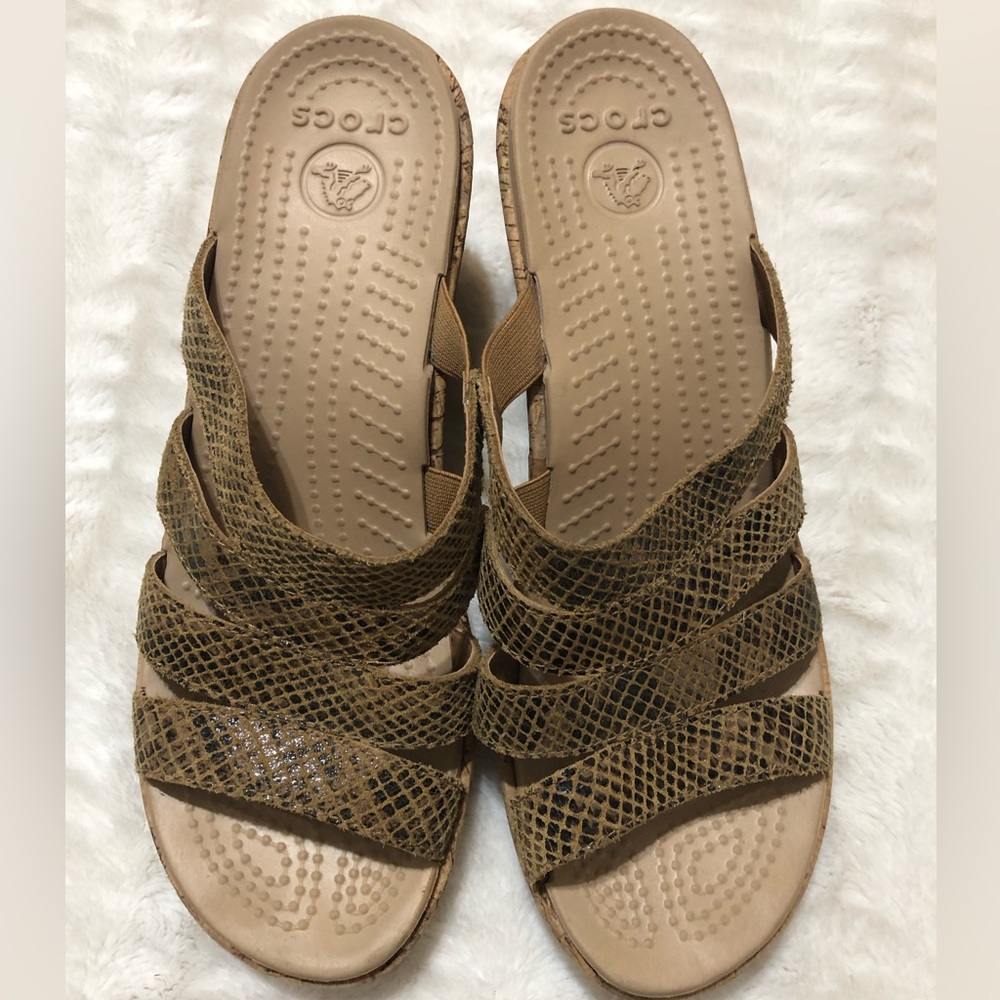 🥸 Croc’s wedge heels.